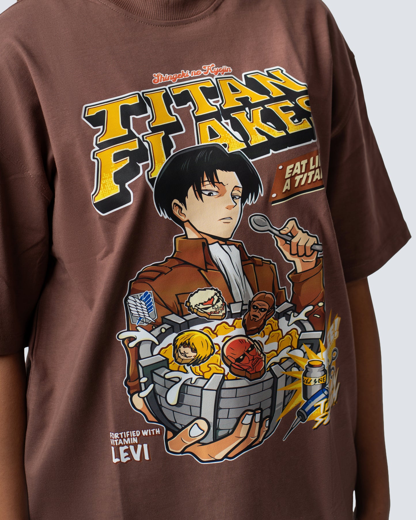 T-SHIRT / LEVI ATTACK ON TITAN (BROWN)